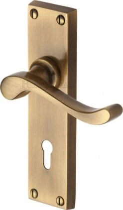 Bedford Lever Door Handles On A Backplate - Antique Brass (Gloss Lacquered)