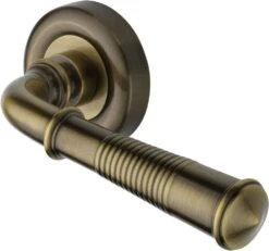 Colonial Reeded Lever Handle On Round Rose - Antique Brass (Gloss Lacquered)