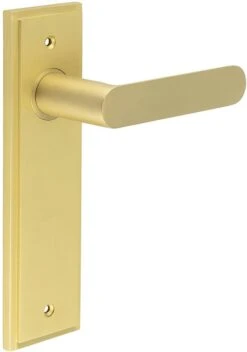 Flat Front Pattern Lever Handle With Rounded End On A Large Rectangular Backplate - Satin Brass (Lacquered)