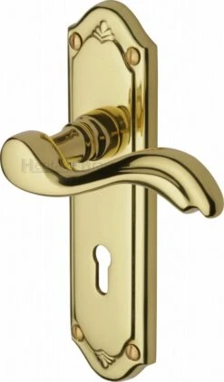 Lisboa Lever Door Handles On A Backplate - Polished Brass (Lacquered)