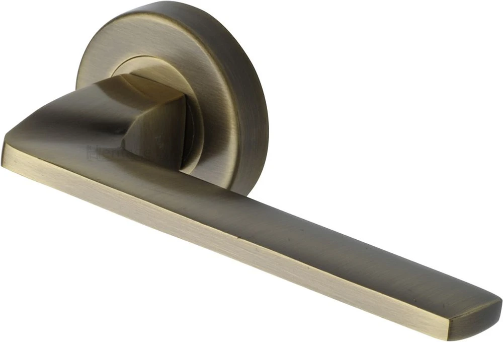 Metro Angled Lever Handle On Round Rose - Antique Brass (Gloss Lacquered)
