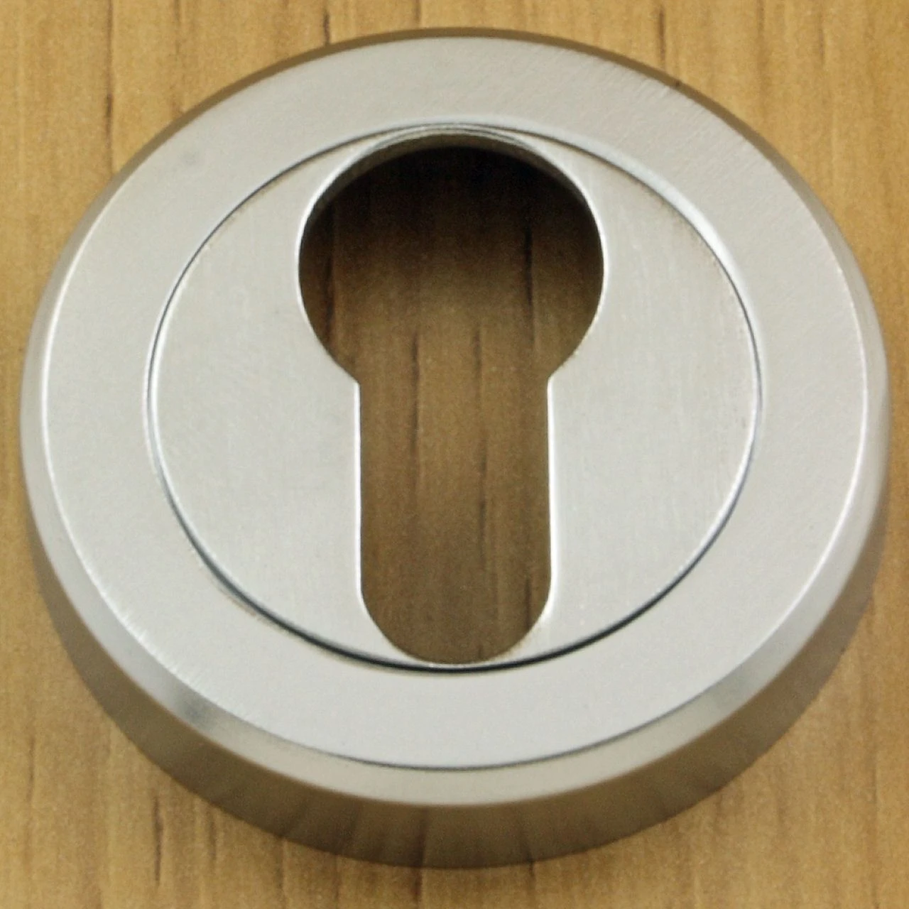 Edge Lever - Round Rose Door Handles - Satin Chrome - Suitable For Use With FD30 / FD60 Fire Doors - Image 3