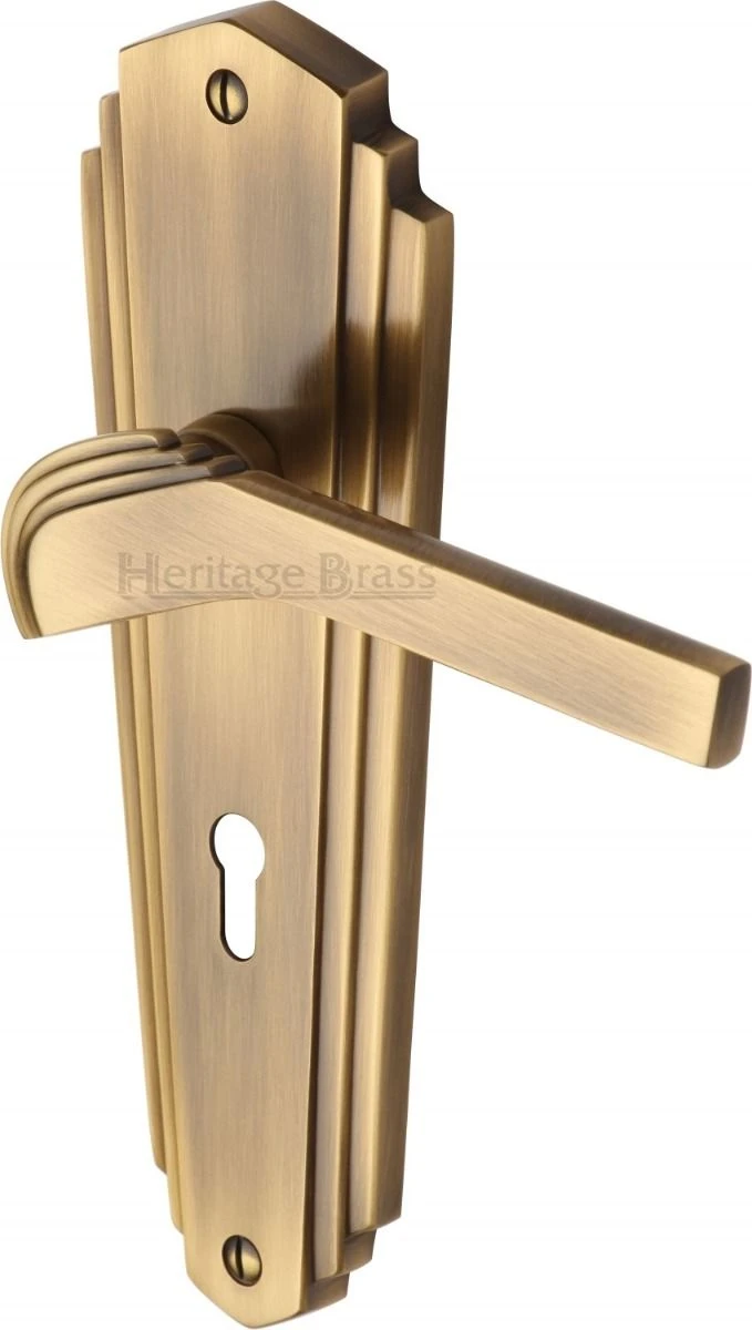 Waldorf Lever Door Handles On A Backplate - Antique Brass (Gloss Lacquered)
